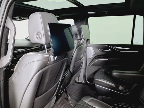 Used 2023 Cadillac Escalade ESV V image 6