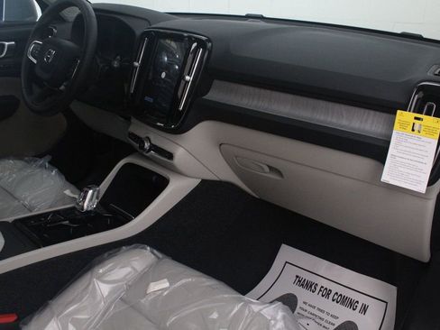Used 2025 Volvo XC40 B5 Plus AWD/4WD image 6
