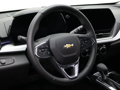 Used 2025 Chevrolet Trax LT w/ LT Convenience Package FWD image 10