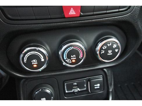 Used 2015 Jeep Renegade Latitude AWD/4WD image 28