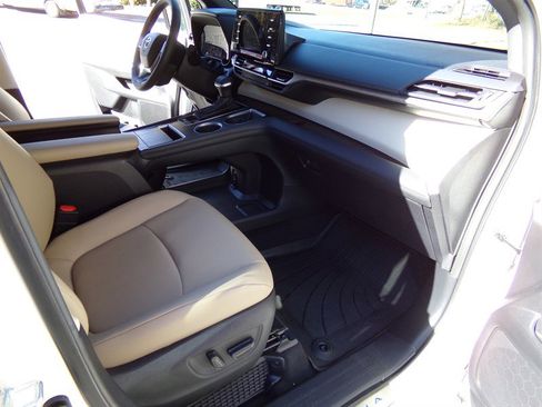 Used 2024 Toyota Sienna XLE image 29