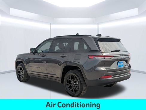 Used 2025 Jeep Grand Cherokee Altitude AWD/4WD image 4
