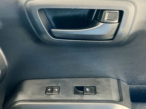 Used 2018 Toyota Tacoma SR image 31