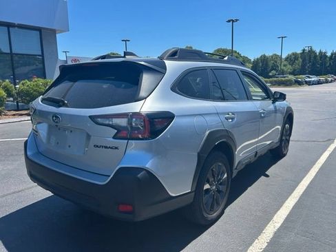 Used 2025 Subaru Outback Onyx Edition AWD/4WD image 4
