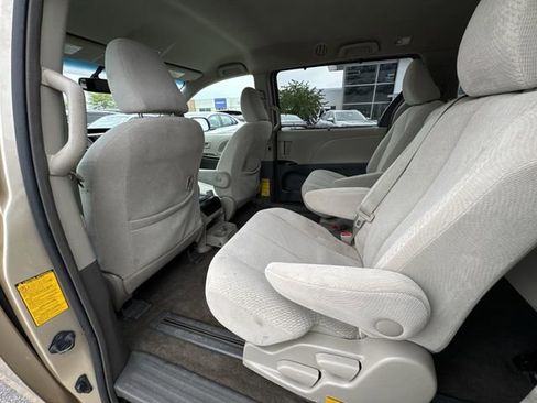 Used 2012 Toyota Sienna LE w/ Towing Pkg FWD image 19