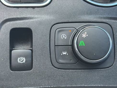 Used 2023 Chevrolet Traverse LT FWD image 22