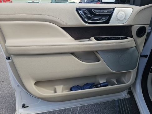 Used 2019 Lincoln Navigator Reserve AWD/4WD image 17