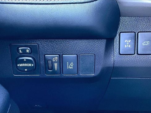 Used 2018 Toyota RAV4 XLE AWD/4WD image 36