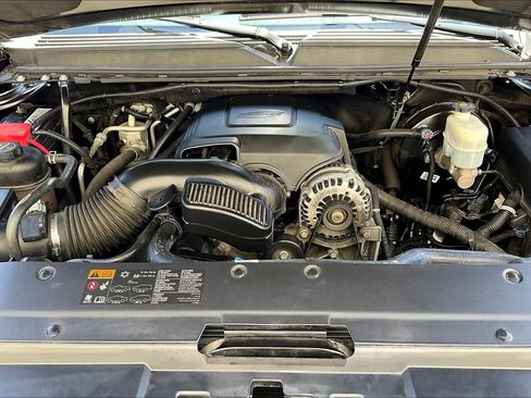 Used 2014 Chevrolet Suburban LTZ image 9