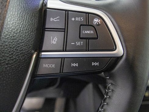 Used 2023 Toyota Highlander XLE image 27