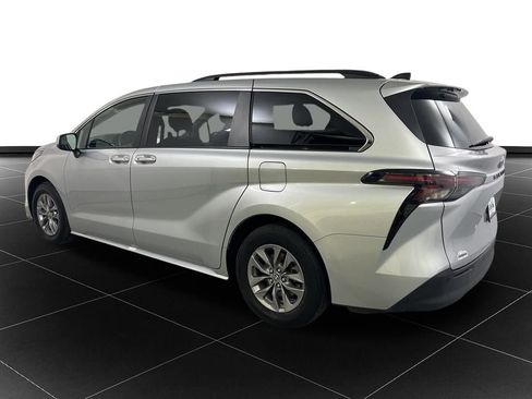 Used 2024 Toyota Sienna XLE image 3