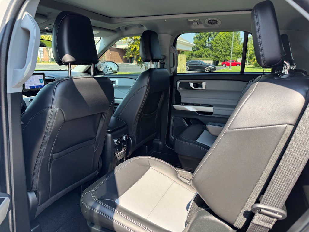 Used 2023 Ford Explorer XLT w/ Equipment Group 202A AWD/4WD image 17