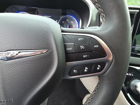 Used 2024 Chrysler Pacifica Touring-L FWD image 19