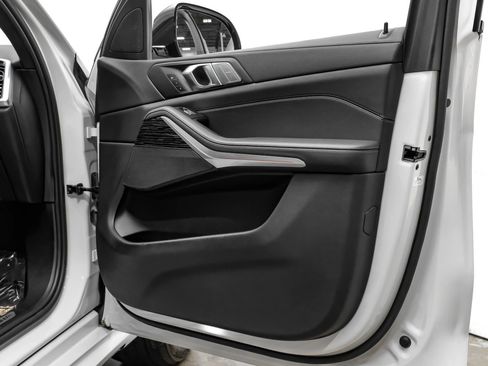 Used 2022 BMW X7 xDrive40i w/ M Sport Package AWD/4WD image 38
