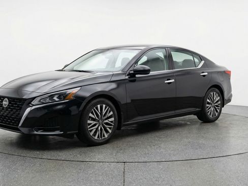 Used 2025 Nissan Altima 2.5 SV image 3