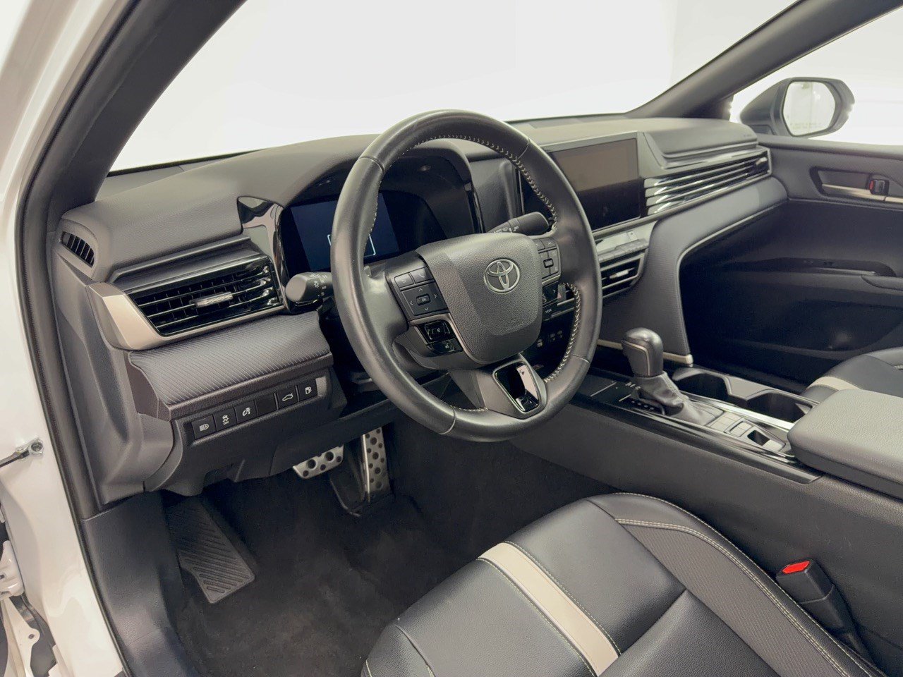 Used 2025 Toyota Camry SE FWD image 4