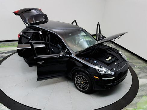 Used 2017 Porsche Cayenne Platinum Edition image 36