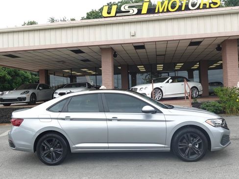 Used 2024 Volkswagen Jetta SE w/ Panoramic Sunroof Package FWD image 2