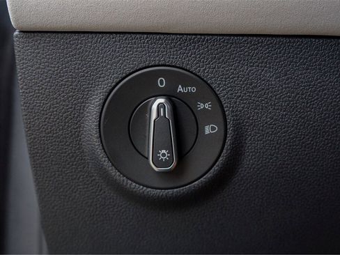 New 2025 Volkswagen Taos SE image 15