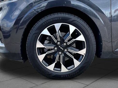 Used 2024 Kia Carnival EX FWD image 11