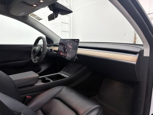 Used 2022 Tesla Model Y Long Range AWD/4WD image 27