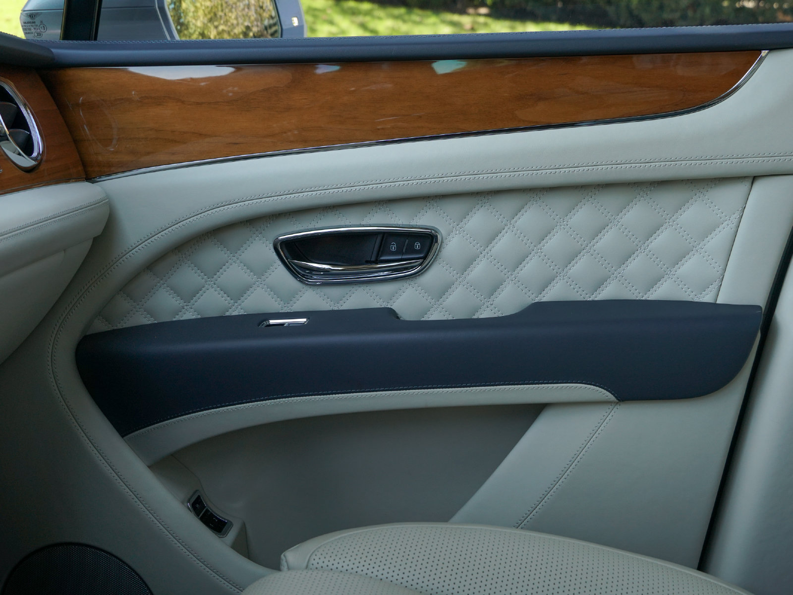 Certified 2023 Bentley Bentayga AWD/4WD image 20