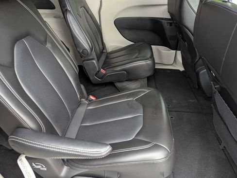 Used 2023 Chrysler Pacifica Touring-L FWD image 31
