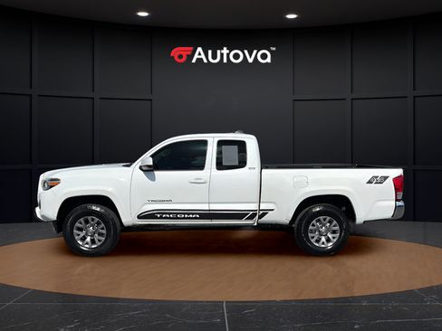 Used 2017 Toyota Tacoma SR5 w/ Tow Package AWD/4WD image 2