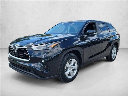 Used 2024 Toyota Highlander LE FWD image 1