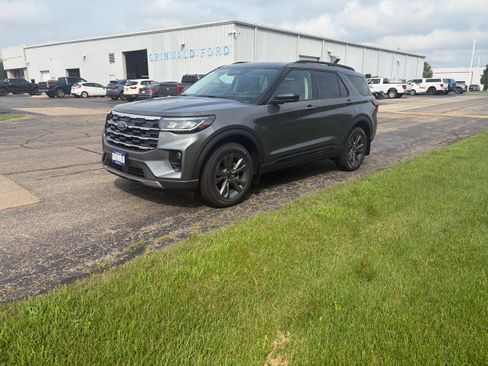 New 2026 Ford Explorer Active w/ Active Comfort Package AWD/4WD image 2