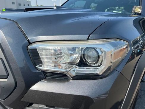 Used 2019 Toyota Tacoma TRD Off-Road w/ TRD Premium Off Road Package AWD/4WD image 10