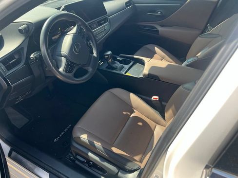 Used 2025 Lexus ES 350 w/ Premium Package FWD image 2