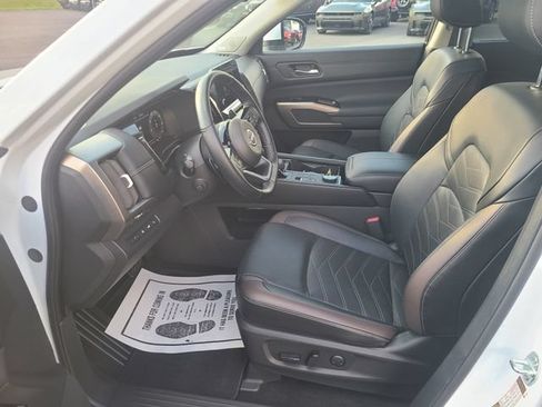 Used 2025 Nissan Pathfinder Platinum AWD/4WD image 12