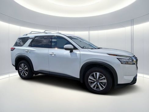 Used 2025 Nissan Pathfinder SL FWD image 2