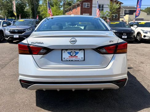 Used 2024 Nissan Altima 2.5 SV FWD image 6
