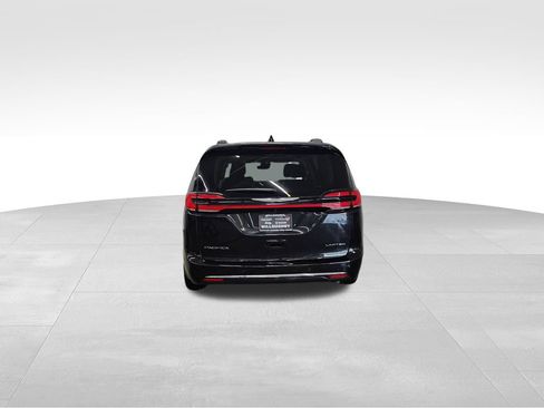 Used 2023 Chrysler Pacifica Limited FWD image 7