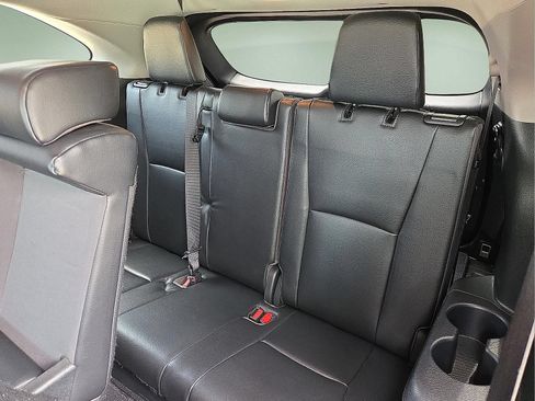 Used 2023 Toyota Highlander XLE AWD/4WD image 10