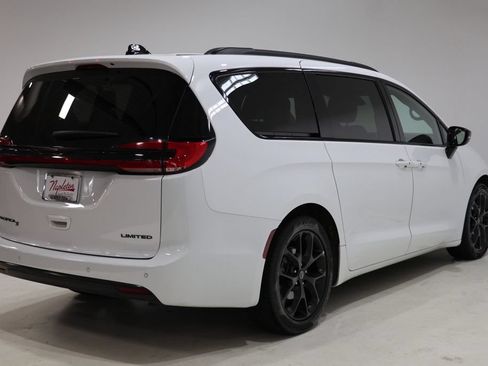 Used 2025 Chrysler Pacifica Limited FWD image 8
