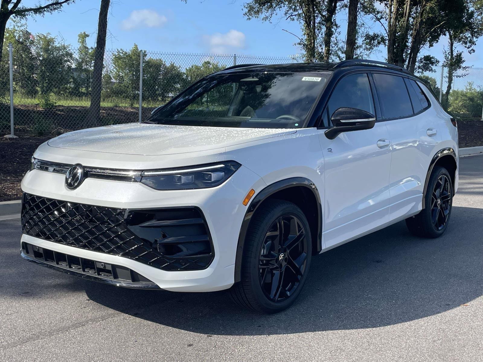 New 2026 Volkswagen Tiguan SE R-Line AWD/4WD image 3