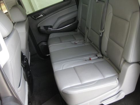 Used 2018 Chevrolet Suburban LT RWD image 28