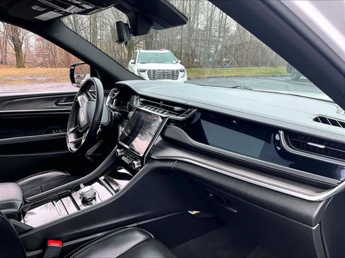 Used 2022 Jeep Grand Cherokee Overland w/ Adv Protech Group III image 21