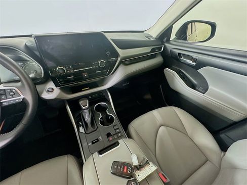 Used 2025 Toyota Highlander XLE image 11