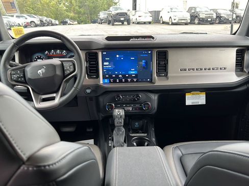 Used 2025 Ford Bronco Outer Banks AWD/4WD image 2