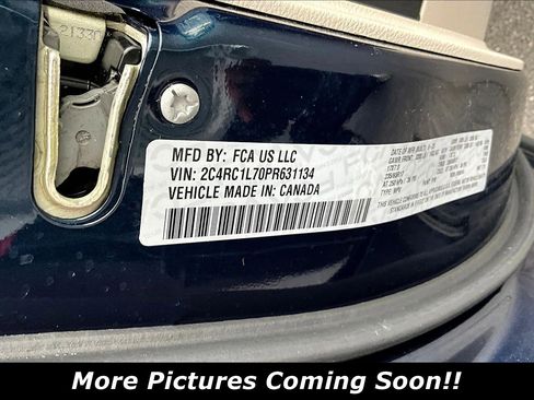 Used 2023 Chrysler Pacifica Touring-L FWD image 6