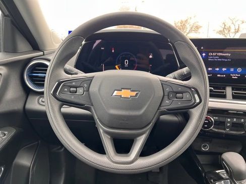 Used 2025 Chevrolet Trax LT image 12