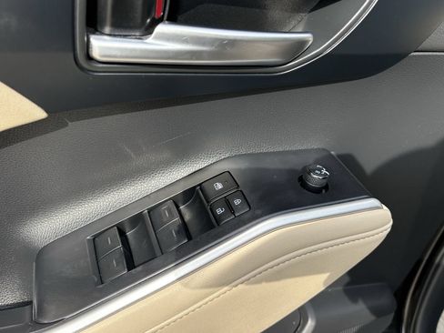 Used 2023 Toyota Highlander XLE FWD image 11