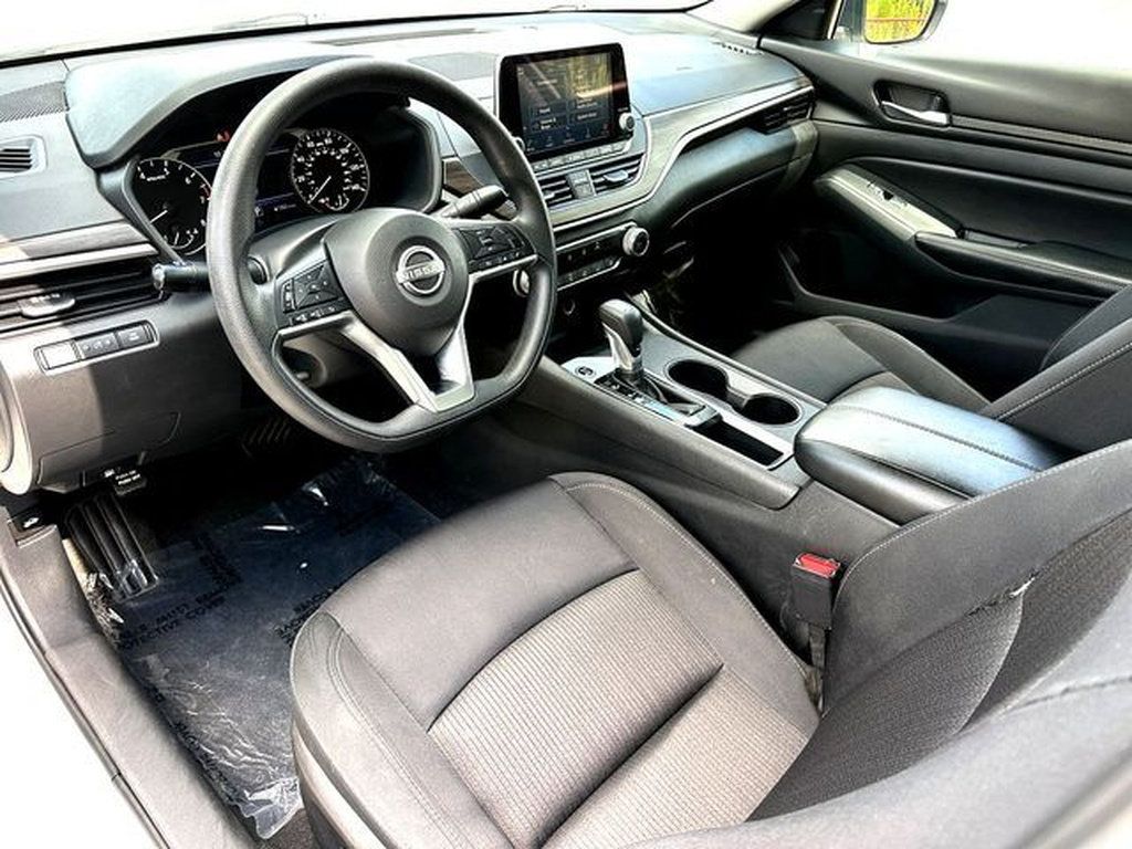 Used 2025 Nissan Altima 2.5 SV FWD image 13