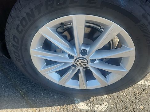 Used 2015 Volkswagen Tiguan SE image 7