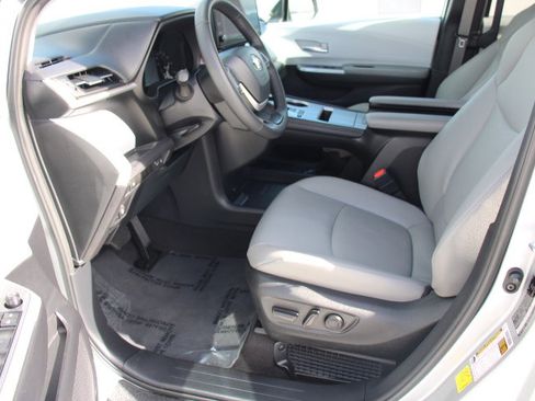 Certified 2025 Toyota Sienna XLE image 11