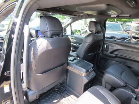 Used 2025 Toyota Sienna Platinum AWD/4WD image 17